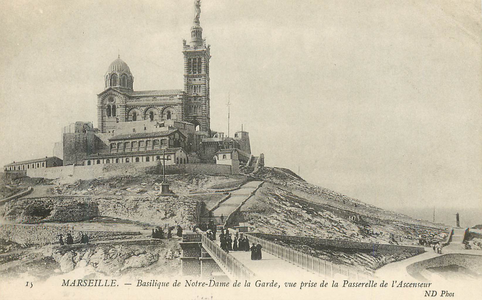 CPA Marseille Basilique de Notre Dame de la Grade vue prise de la Passerelle de l'Ascenseur