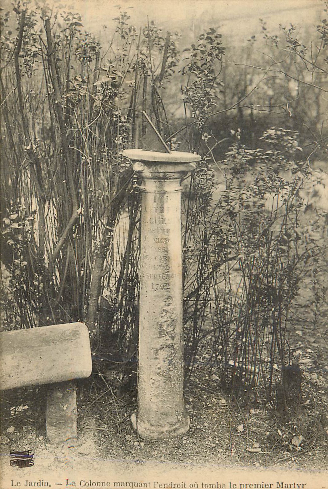 CPA Le Jardin La Colonne marquant l'endroit ou tomba le premier Martyr