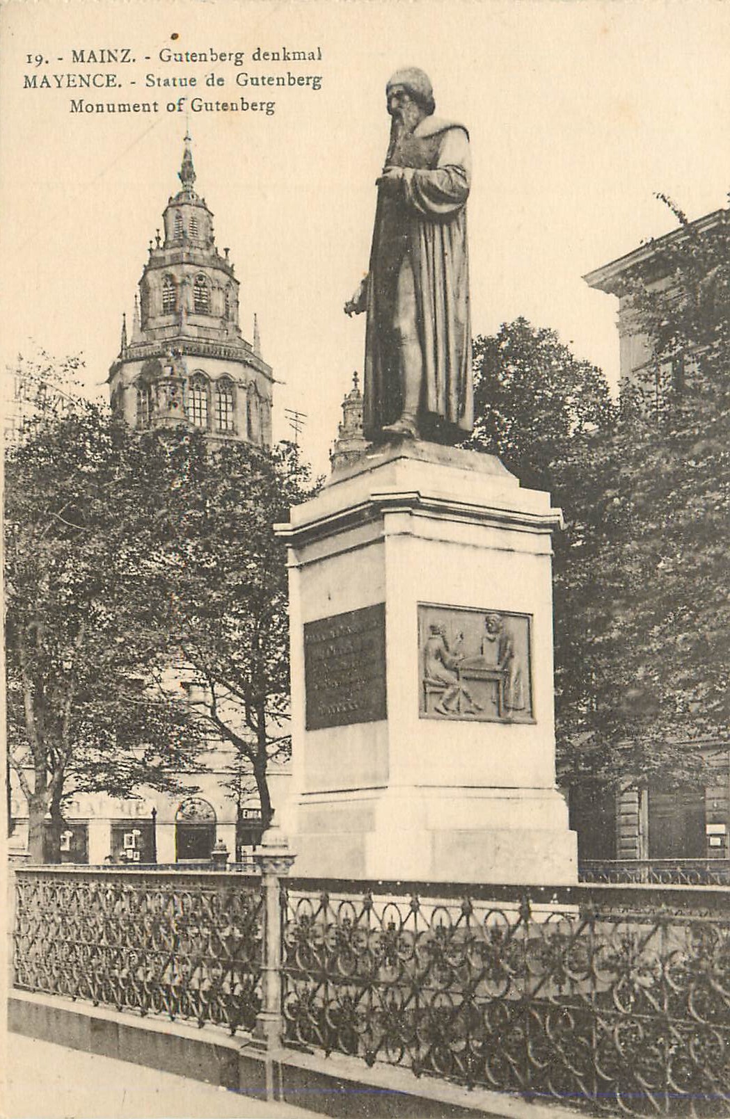 CPA Mayence Statue de Gutenberg Monument of Gutenberg