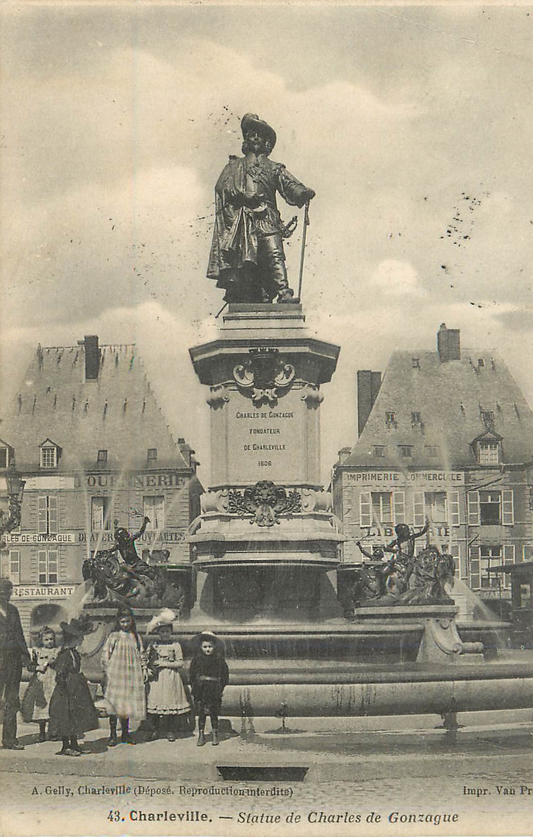 CPA Charleville Statue de Charles de Gonzague Enfants
