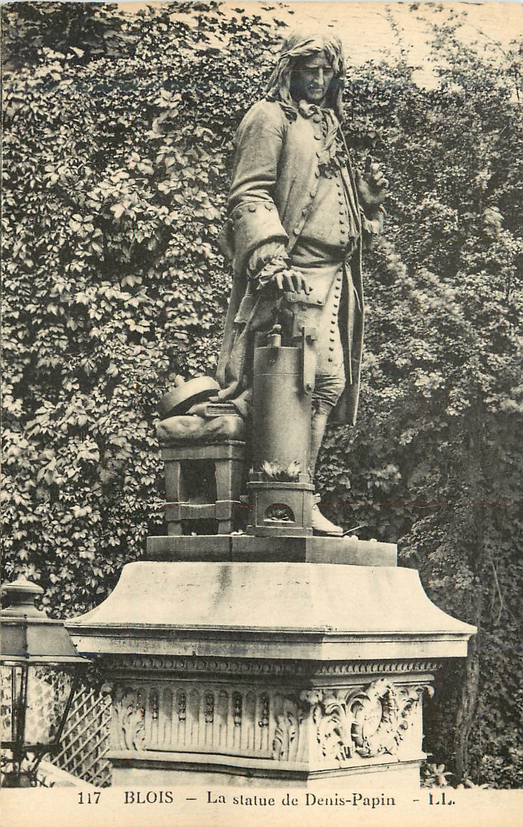 CPA Blois La Statue de Denis Papin