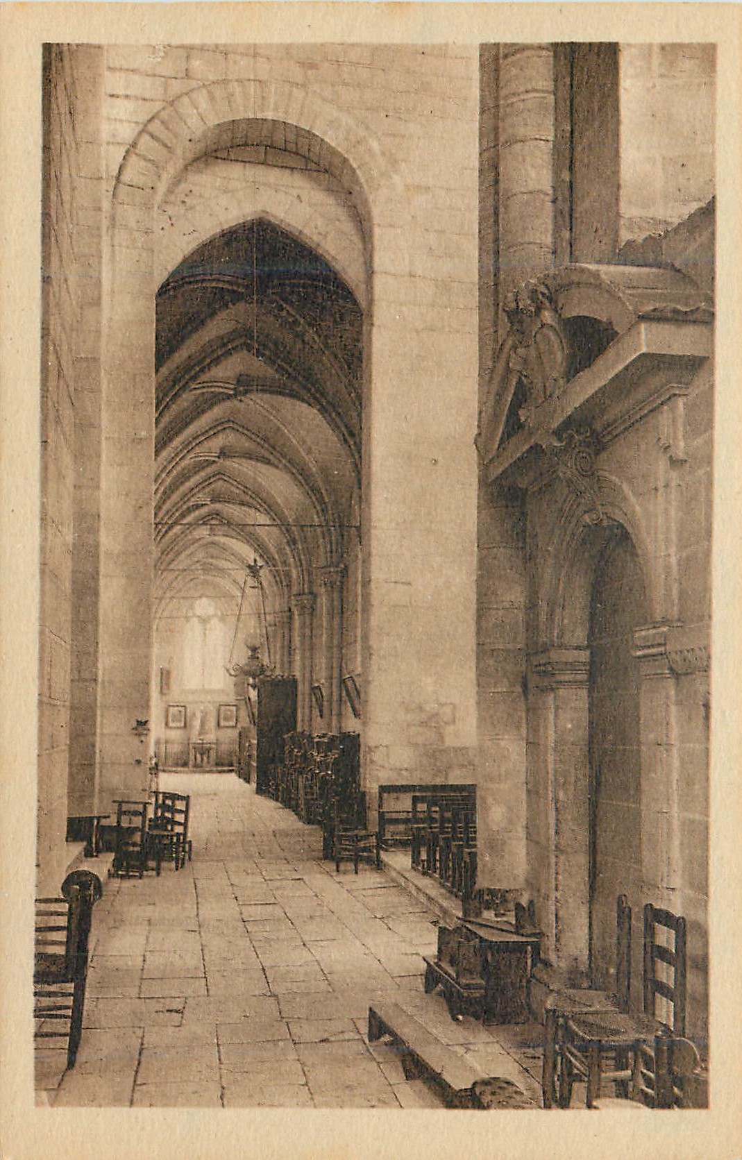 Intérieur de la cathédrale — vue de la nef — éditeur non visible