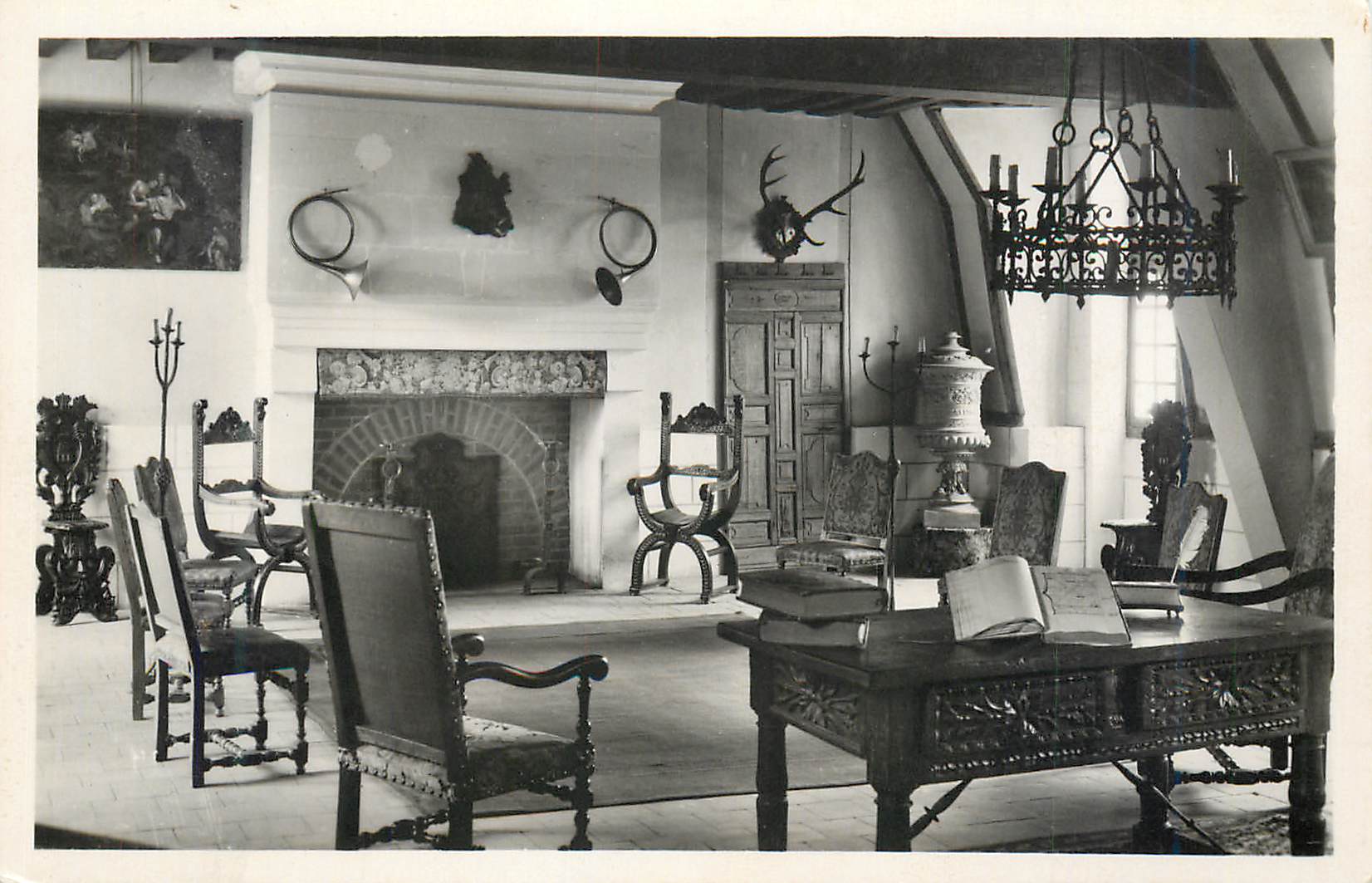 Salle à manger ou bibliothèque — intérieur d'un château ou manoir — éditeur non identifié