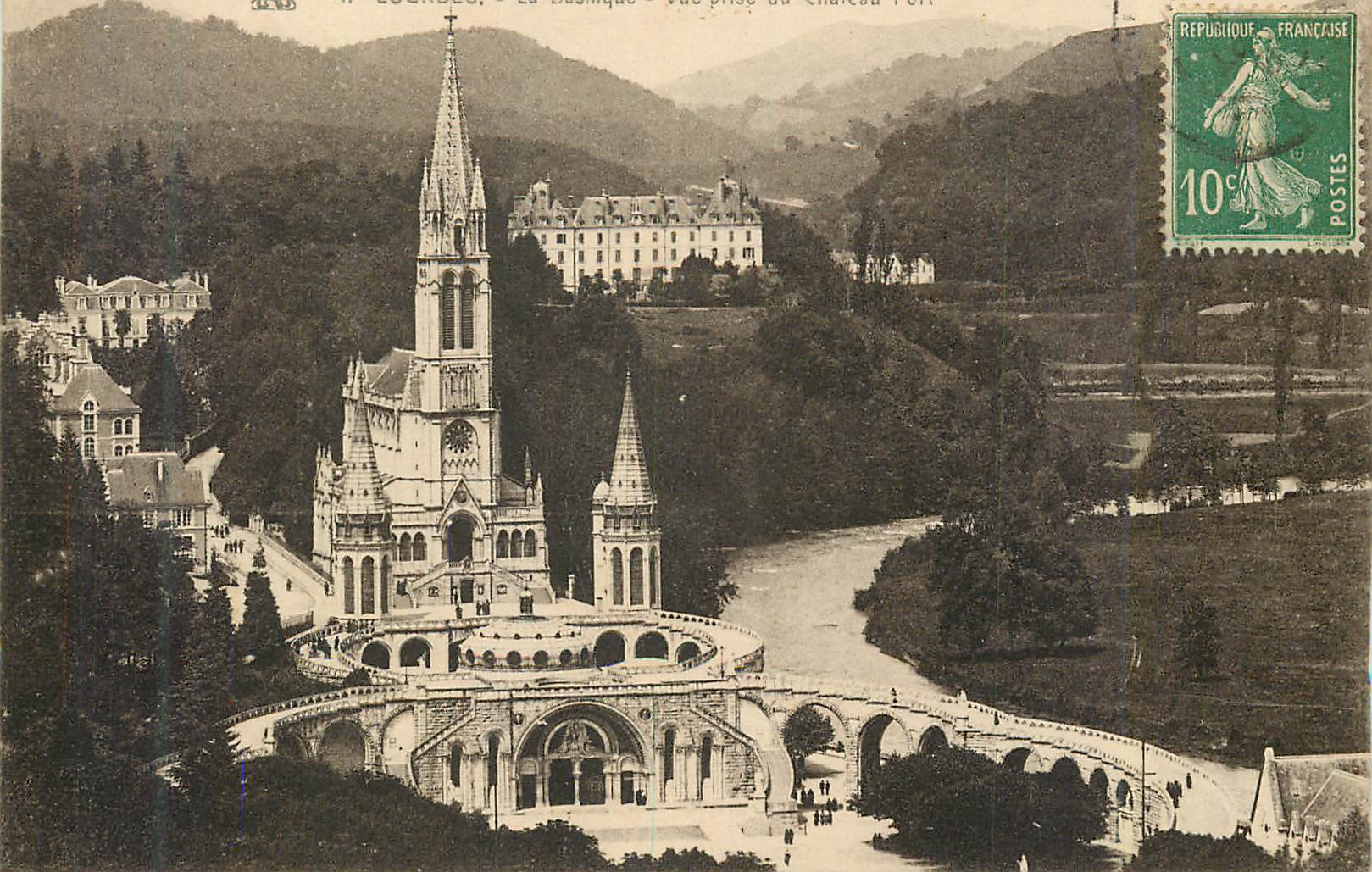 CPA Lourdes La basilique Vue prise du château fort