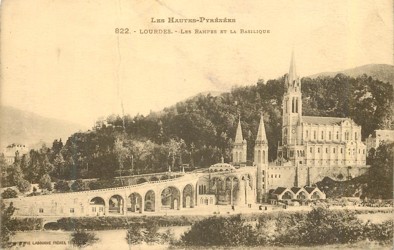 CPA Les Hautes Pyrenees Lourdes Les Rampes et la Basilique