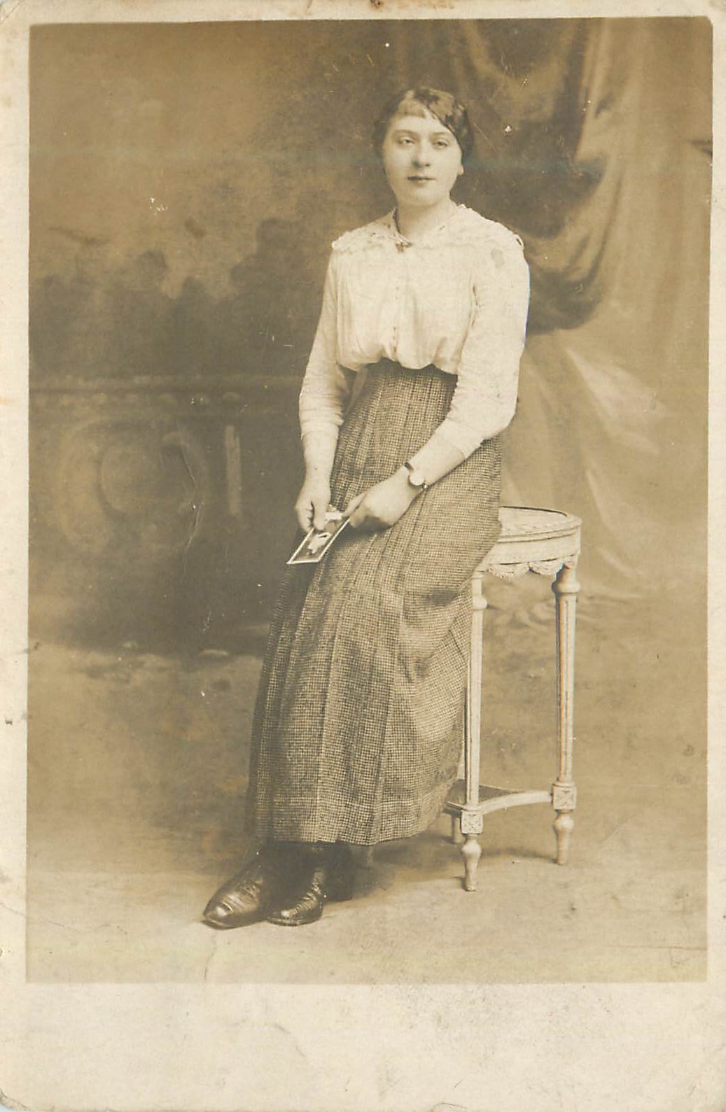 Jeune femme assise — studio — éditeur inconnu