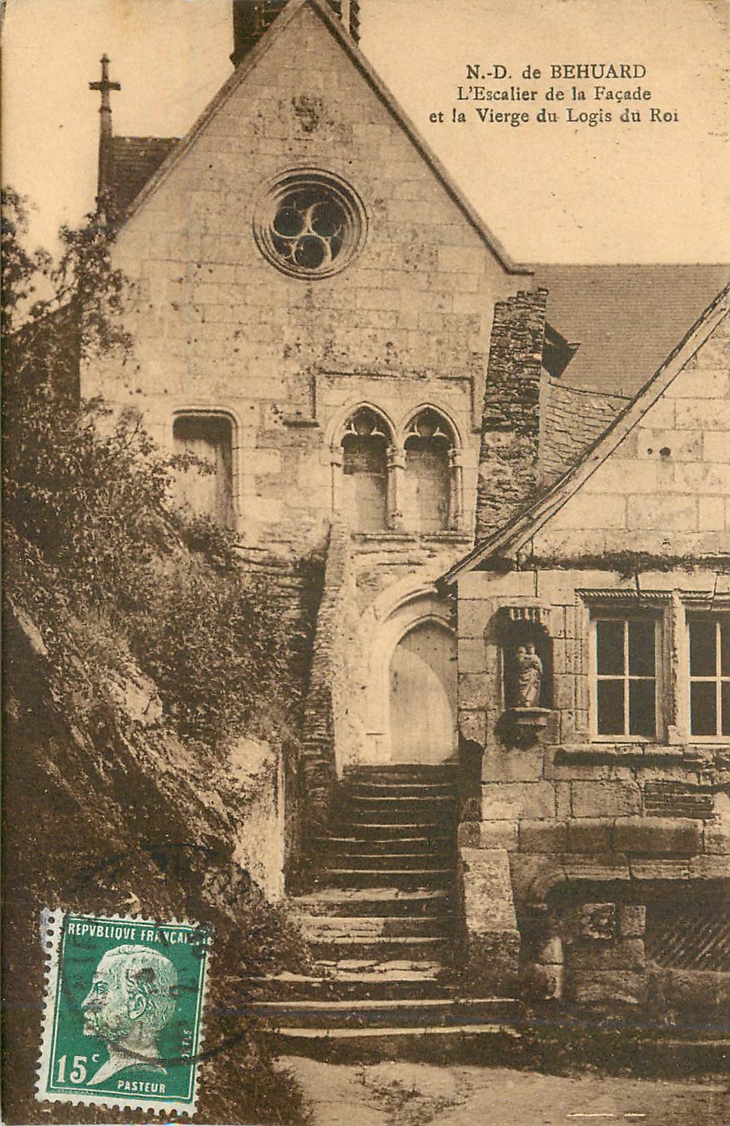 CPA N D de Behuard L'Escalier de la Facade et la Vierge du Logis du Roi