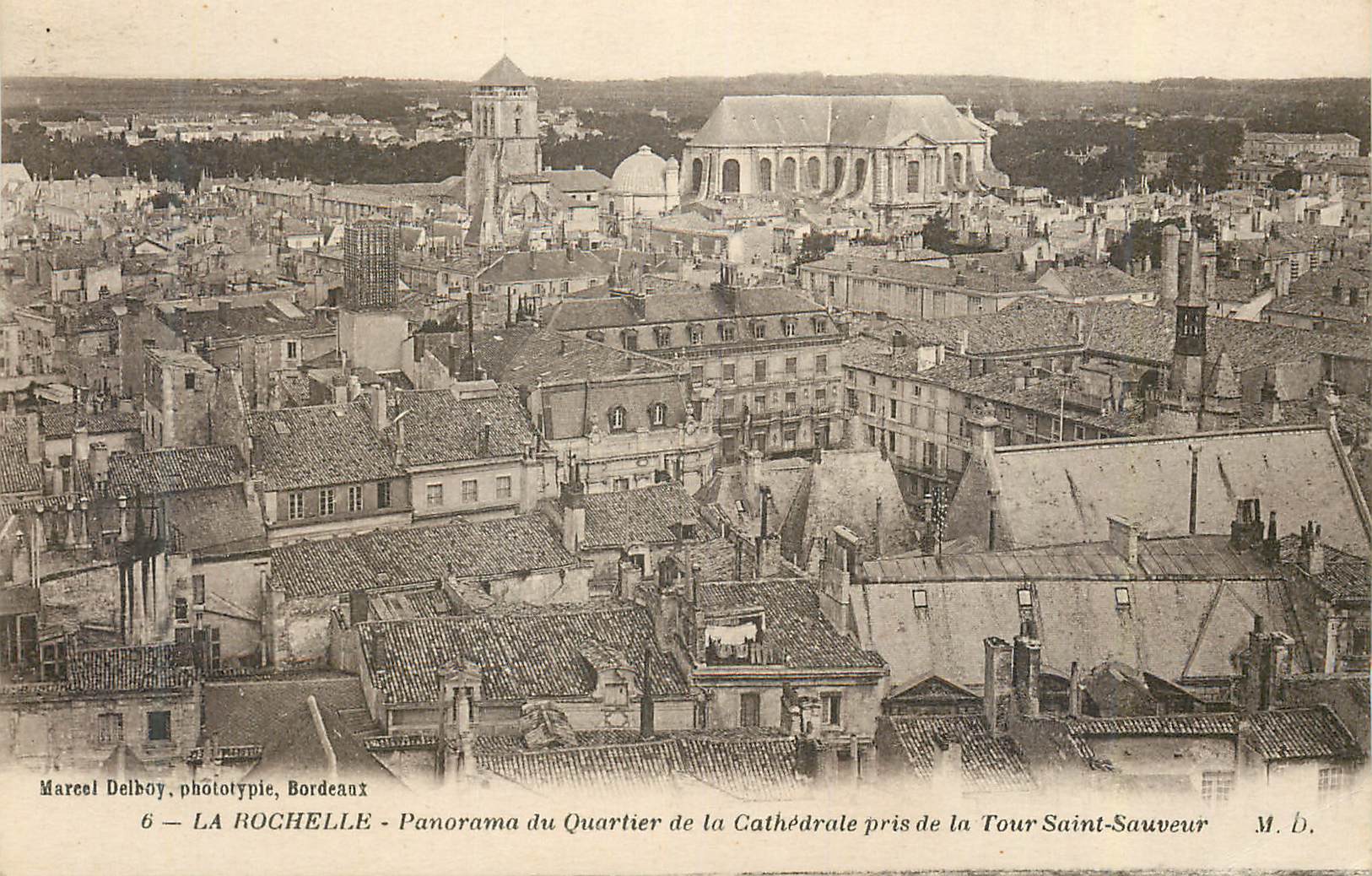 CPA La Rochelle Panorama du Quartier de la Cathedrale pris de la Tour Saint Sauveur