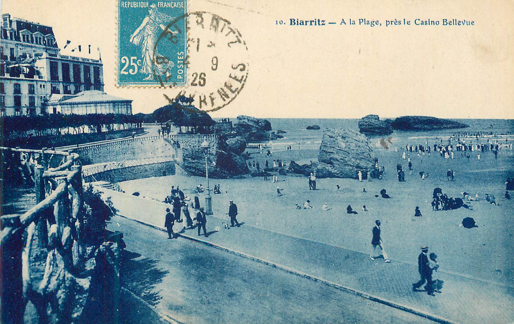 Biarritz — A la Plage, près le Casino Bellevue — Éditeur non visible, n° de série 10