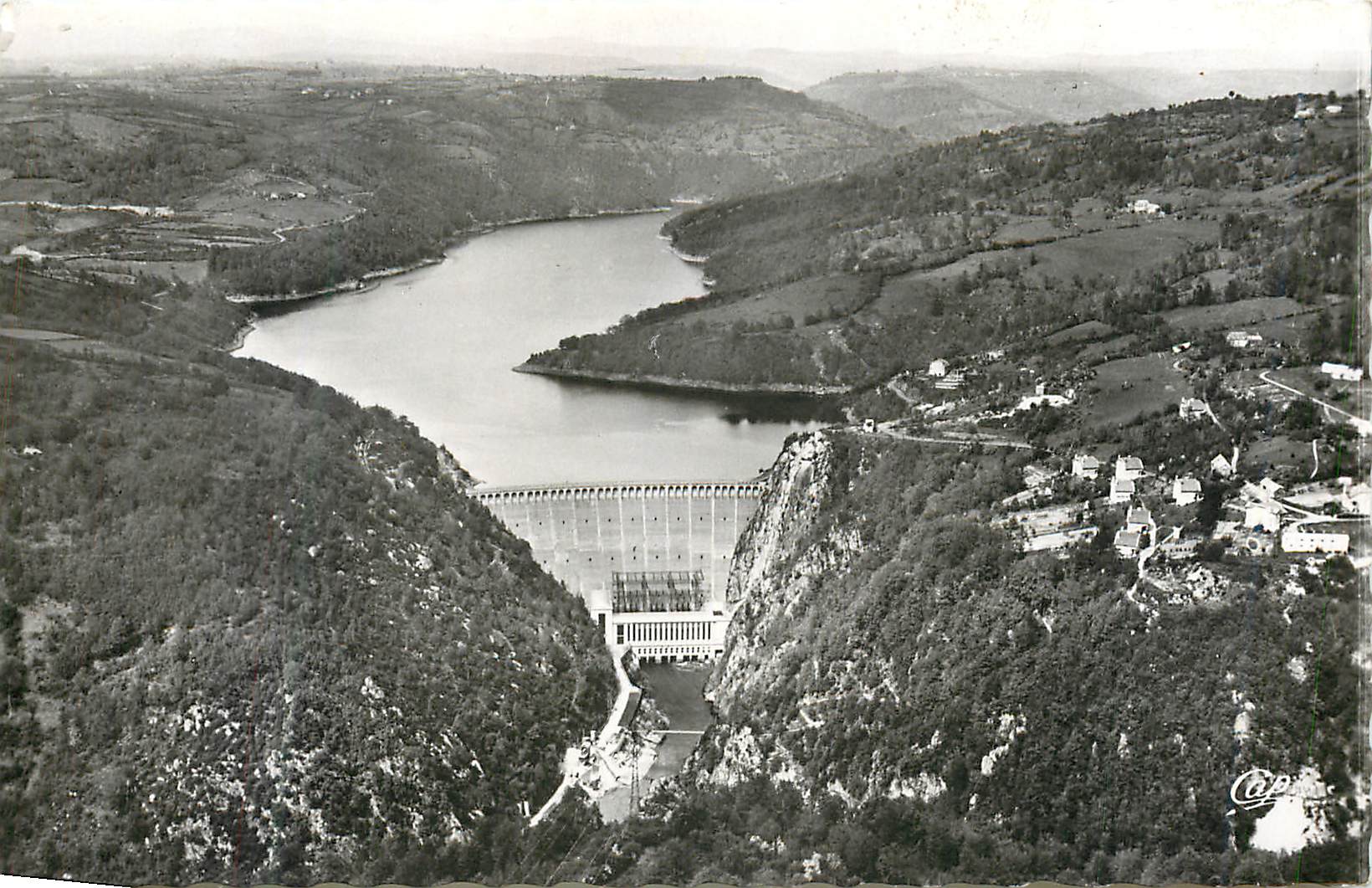 CPM Barrage de Sarrans sur la Truyere (Cliche R Durandaud)