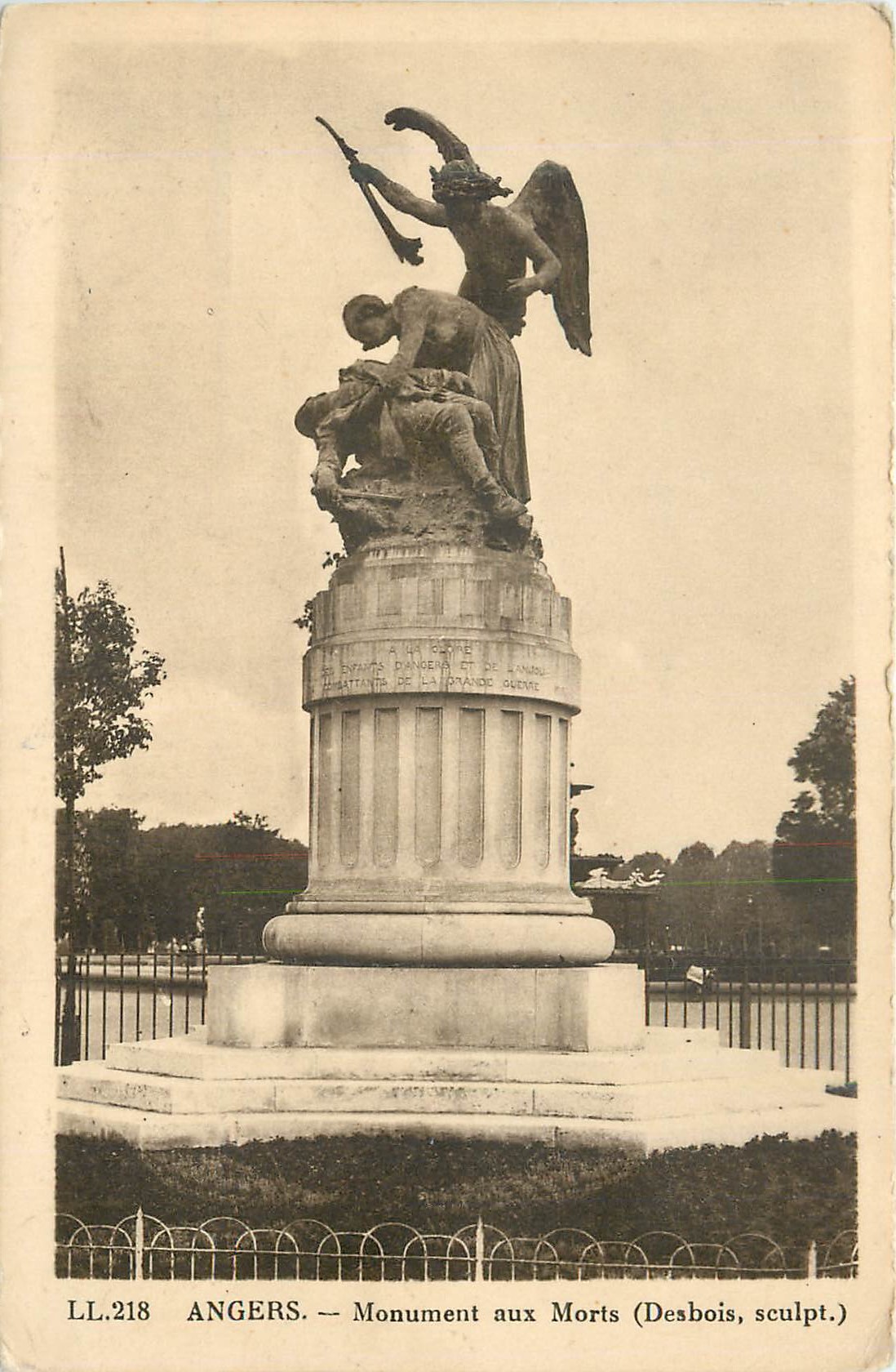 CPA Angers Monument aux Morts (Desbois sculpt)