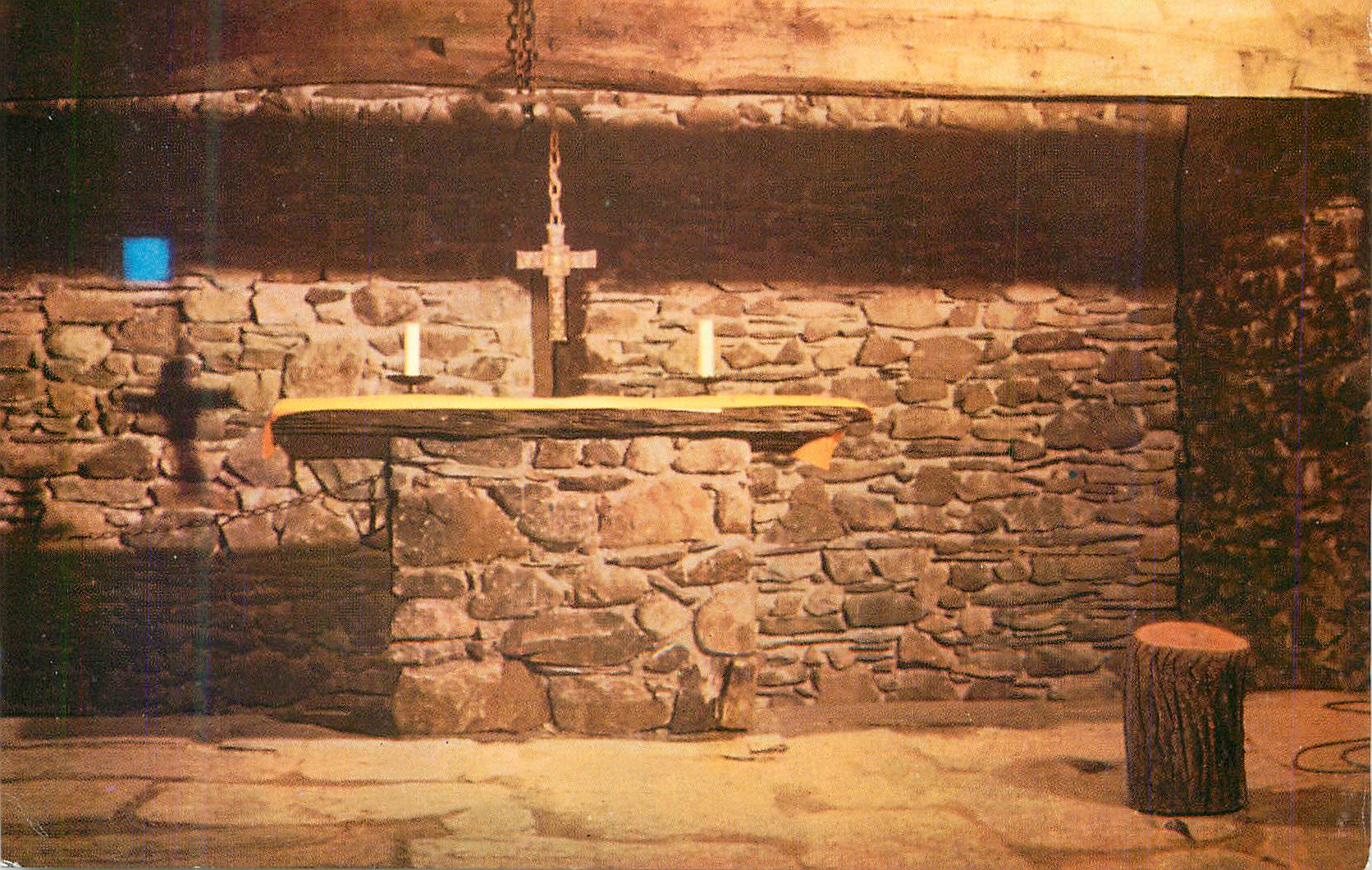 CPM Lourdes Cite Secours Saint Pierre Interieur de la Chapelle Celle ci est la reproduction exacte de la bergerie de Ber