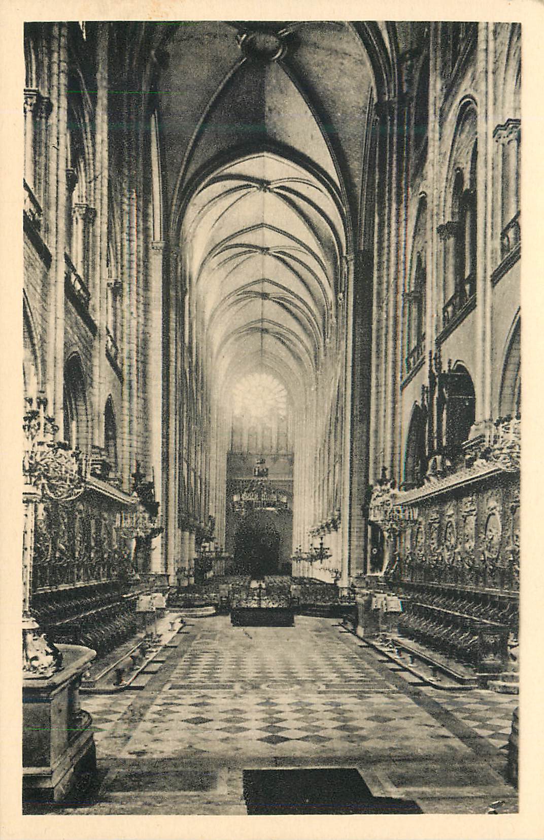 CPA Notre Dame de Paris La Nef vue du Choeur