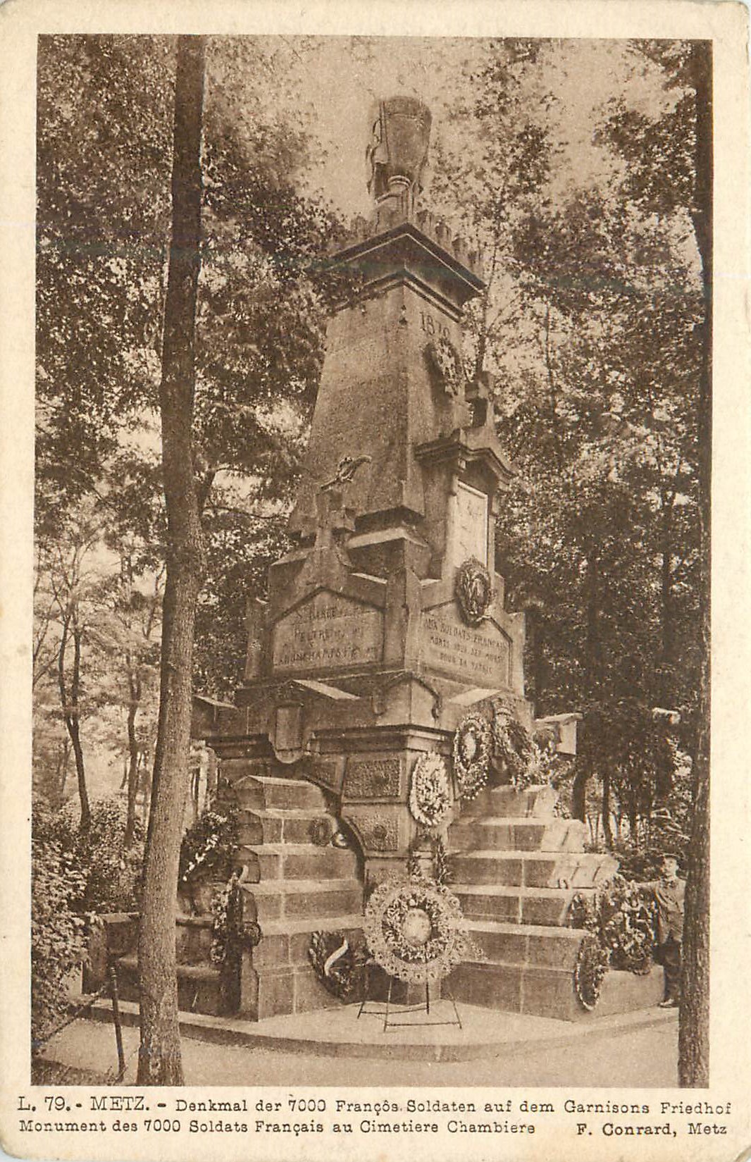 CPA Metz Monument des 7000 Soldats Francais au Cimetiere Chambiere Militaria
