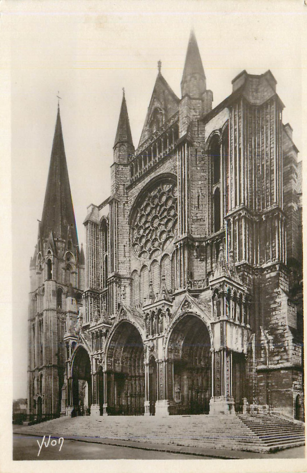CPM Chartres La Cathedrale Le Portail Sude et la Vieille Tour