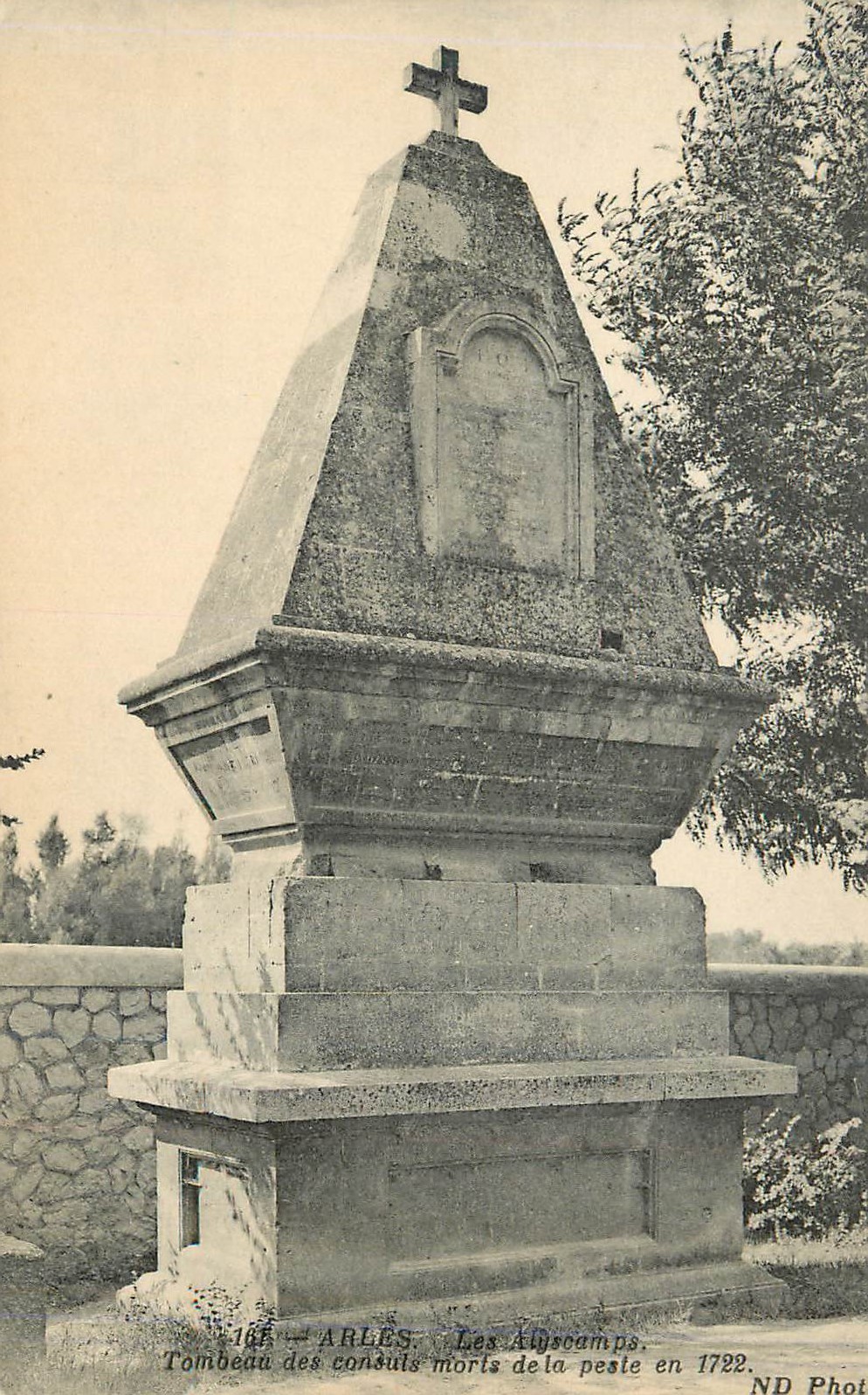 CPA Arles Les Alychamps Tombeau des canouts morts de la peste en 1722