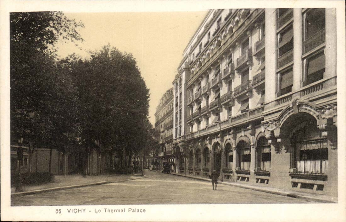 Vichy CPA Le thermal palace