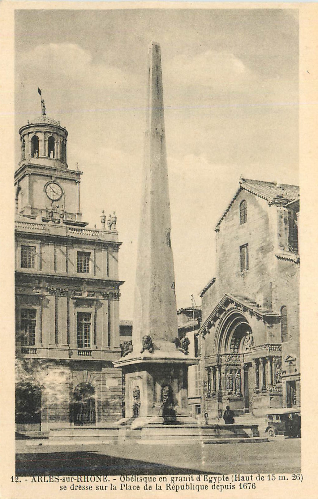 Arles-sur-Rhône — Obélisque en granit d'Égypte (Haut de 15 m. 26) se dresse sur la Place de la République depuis 1676