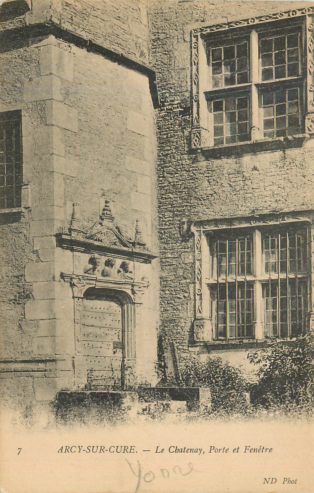 CPA Arcy sur Cure Le Chatenay Porte et Fenetre
