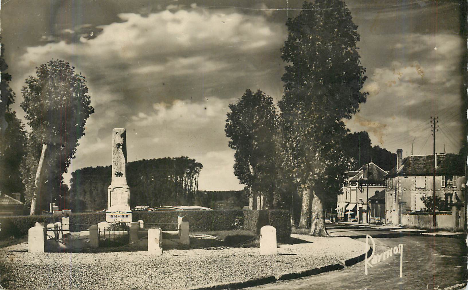CPM Pont Sur Yonne (Yonne) Monument Route de Bray sur Seine