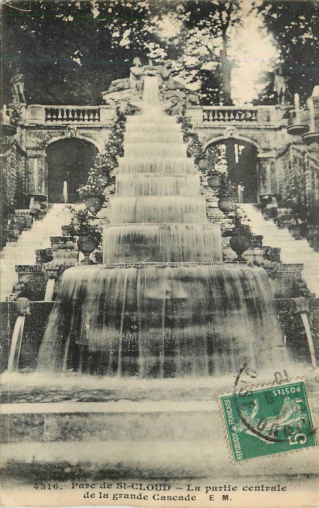 CPA Parc de St Cloud La partie centrale de la grande Cascade