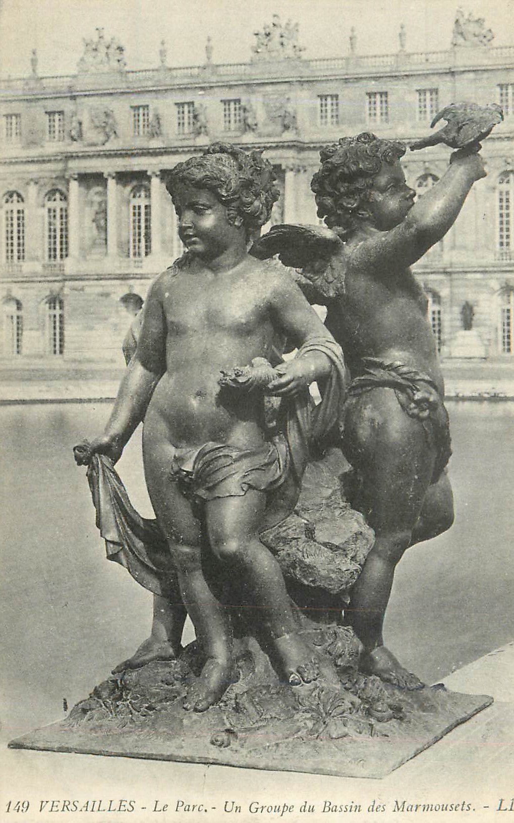 CPA Versailles Le Parc Un Groupe du Bassin des Marmousets