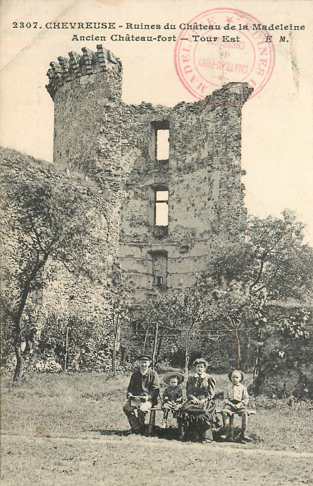 CPA Chevreuse Ruines du Chateau de la Madelaine Ancien Chateau fort Tour Est Enfants