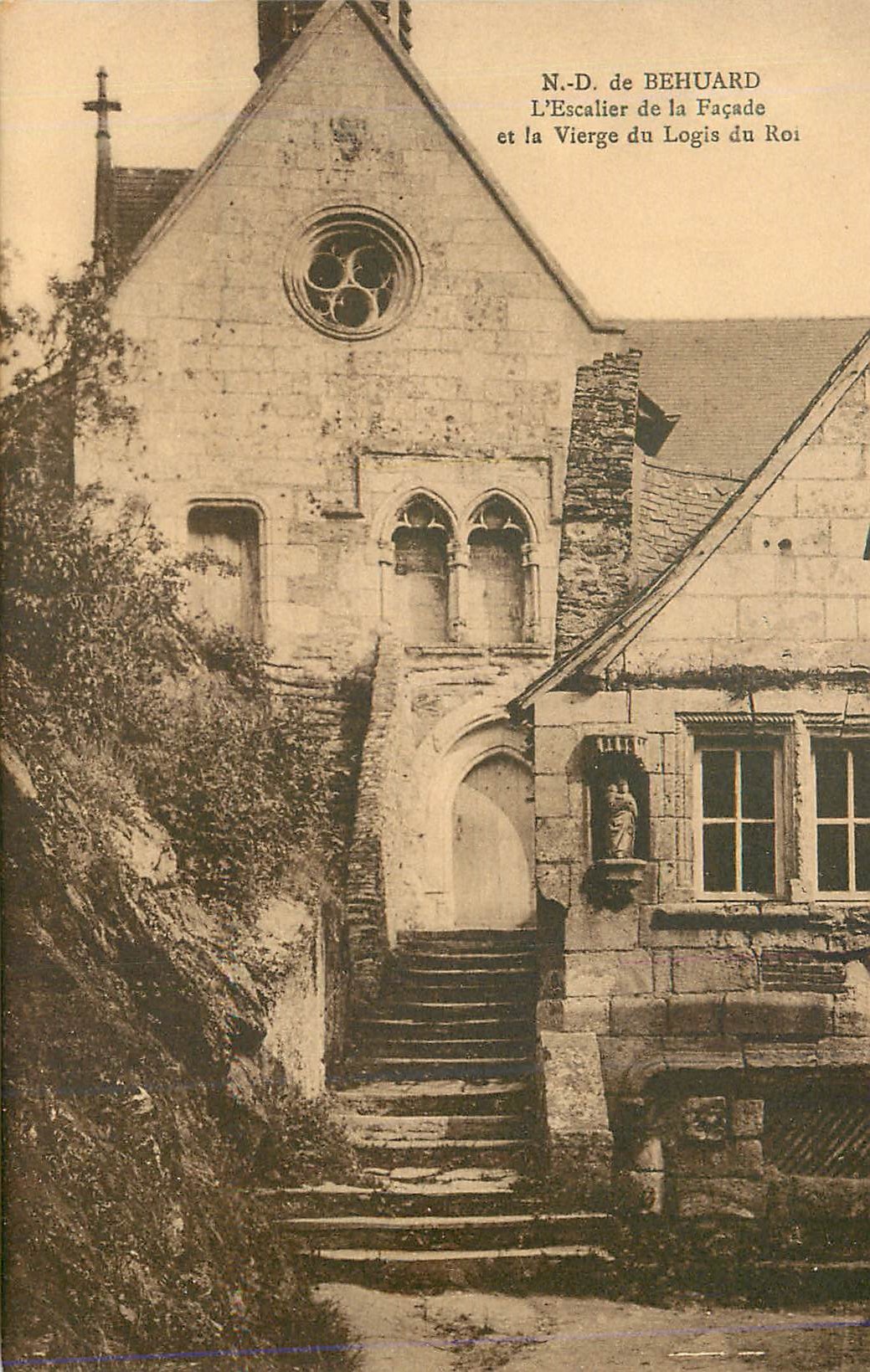 CPA N D de Behuard L'Escalier de la Facade et la Vierge du Logis du Roi