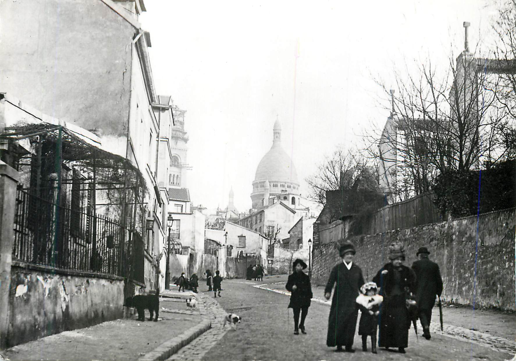 CPM Paris 1900 Promenade Dominicale Rue de l'Abreuvoir a Montmartre