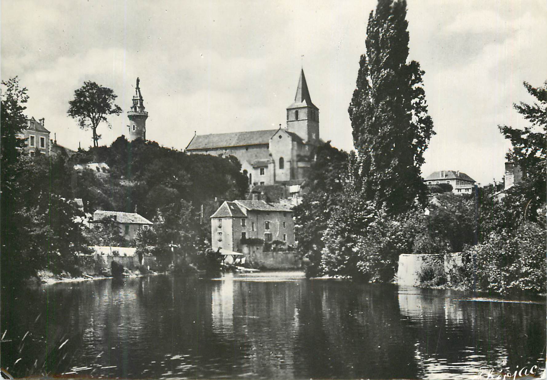 CPM Montmorillon (Vienne) Les bords de la Gartempe Oui ne connait Montmorillon Ses Cloches et Son Carillon Son Octogone 