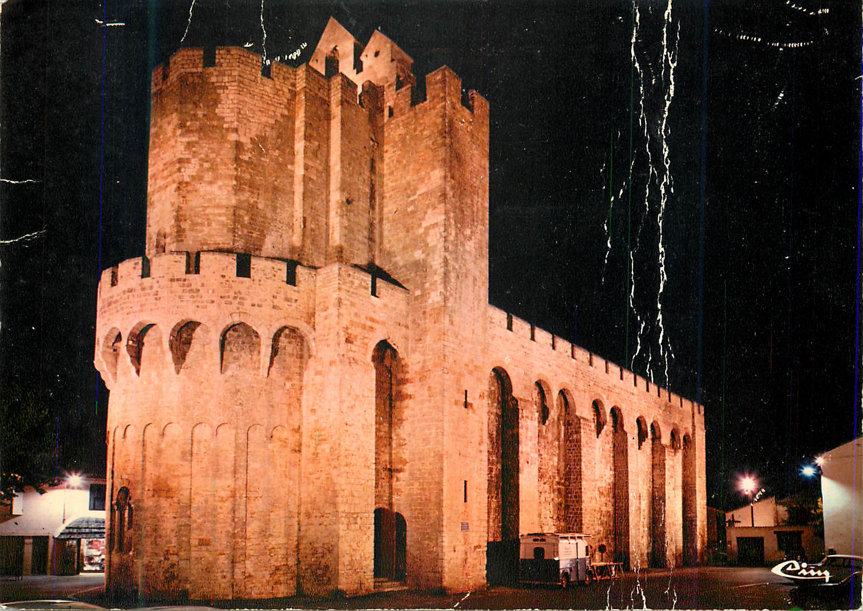CPM Les Saintes Maries de la Mer (B du Rh) Eglise Forteresse vue de nuit