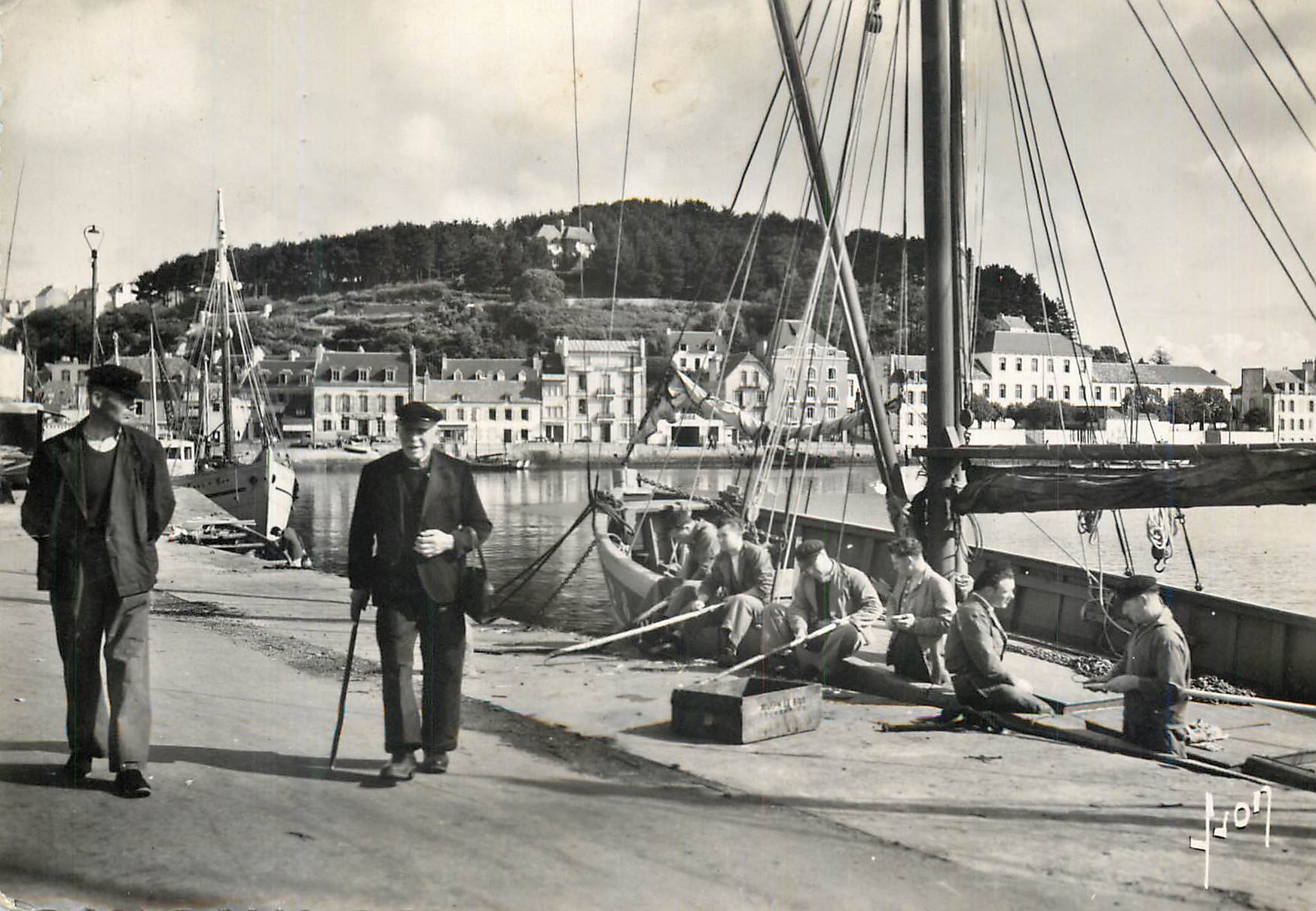 CPM Audierne (Finistere) Un Coin du Port Bateaux de peche