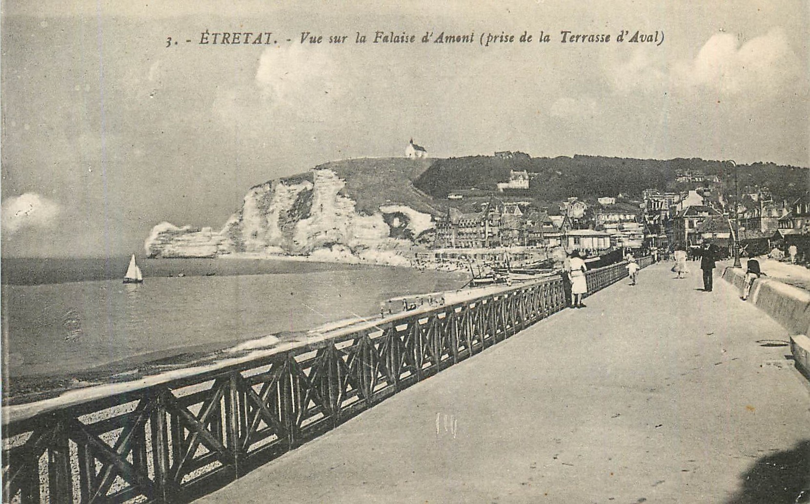 CPA Etretat Vue sur la Falaise d'Amont (prise de la Terrasse d'Aval)
