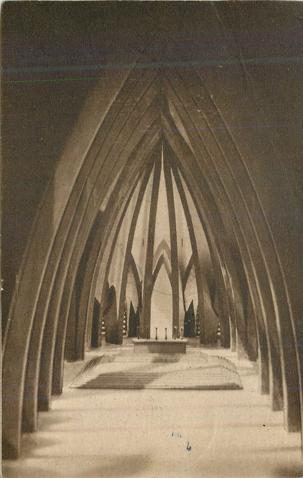 Intérieur de l'église Sainte-Marie de la Nativité — éditeur inconnu, n° de série 146
