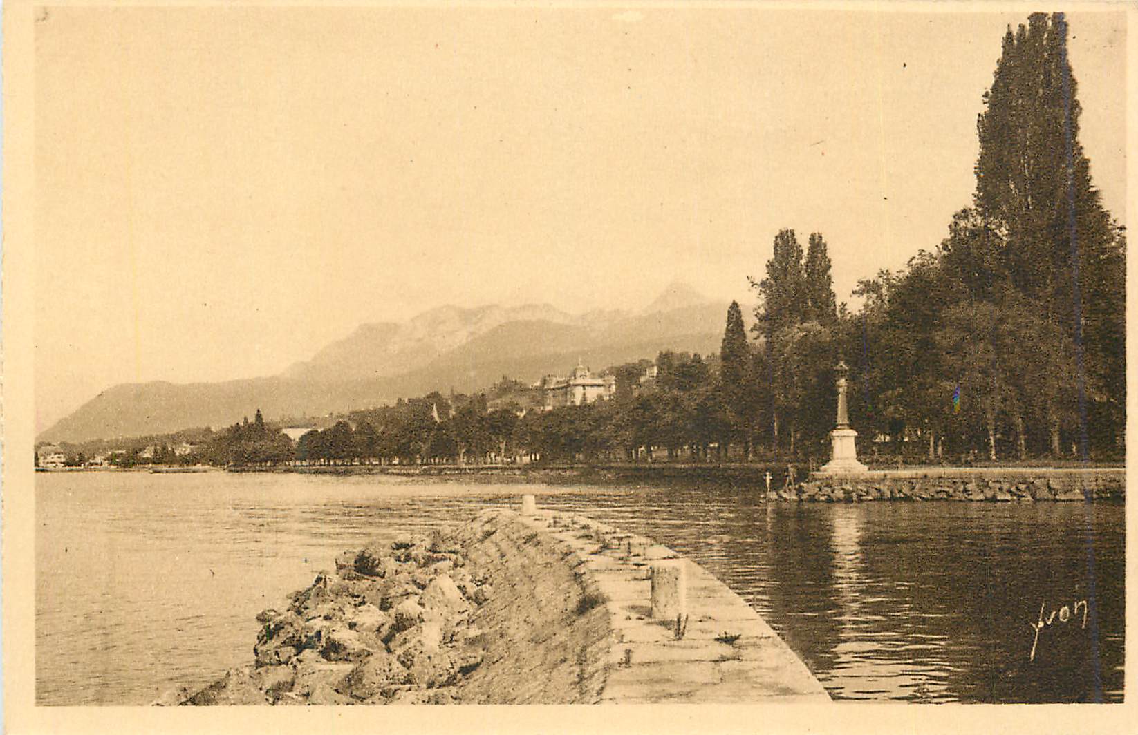 CPA Evian Les Bains (Hte Savoie) Le Phare pris de la Jetee et la Dent d'Oche