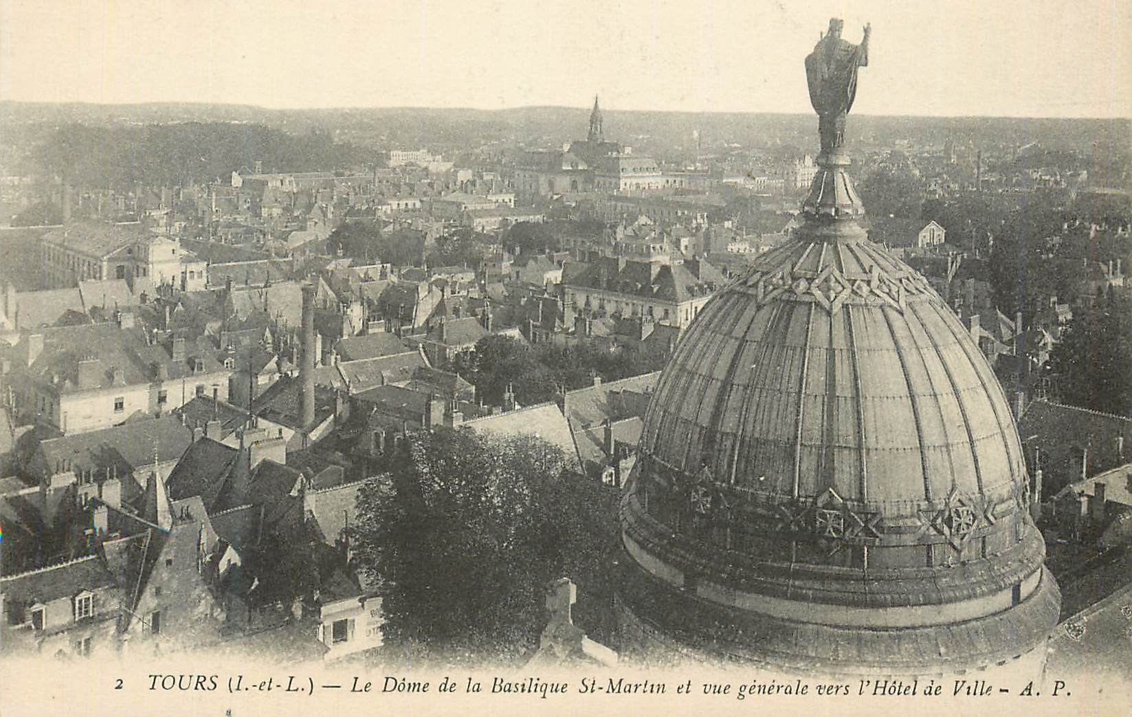 CPA Tours (I et L) Le Dome de la Basilique St Martin et vue generale vers l'Hotel de Ville
