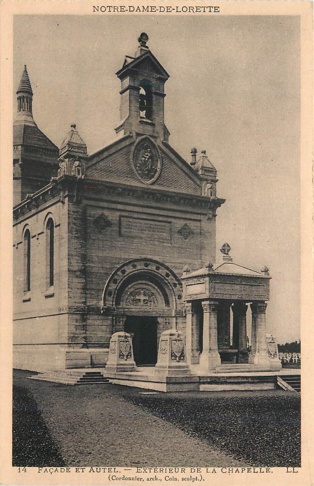 Notre-Dame-de-Lorette — Fassade und Altar der Kapelle — Cordonnier, Architekt; Coin, Bildhauer