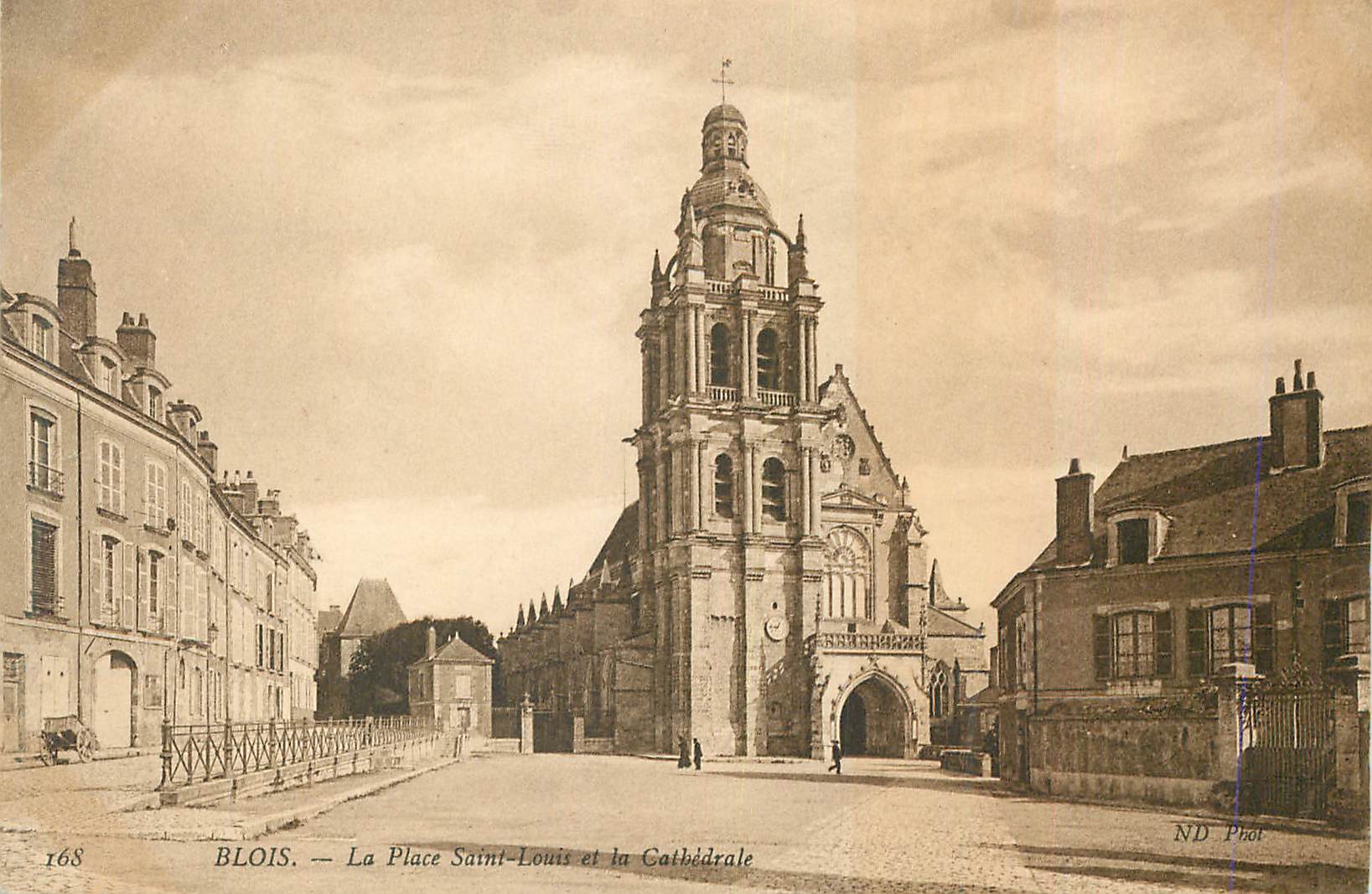 CPA Blois La Place Saint Louis et la Cathedrale
