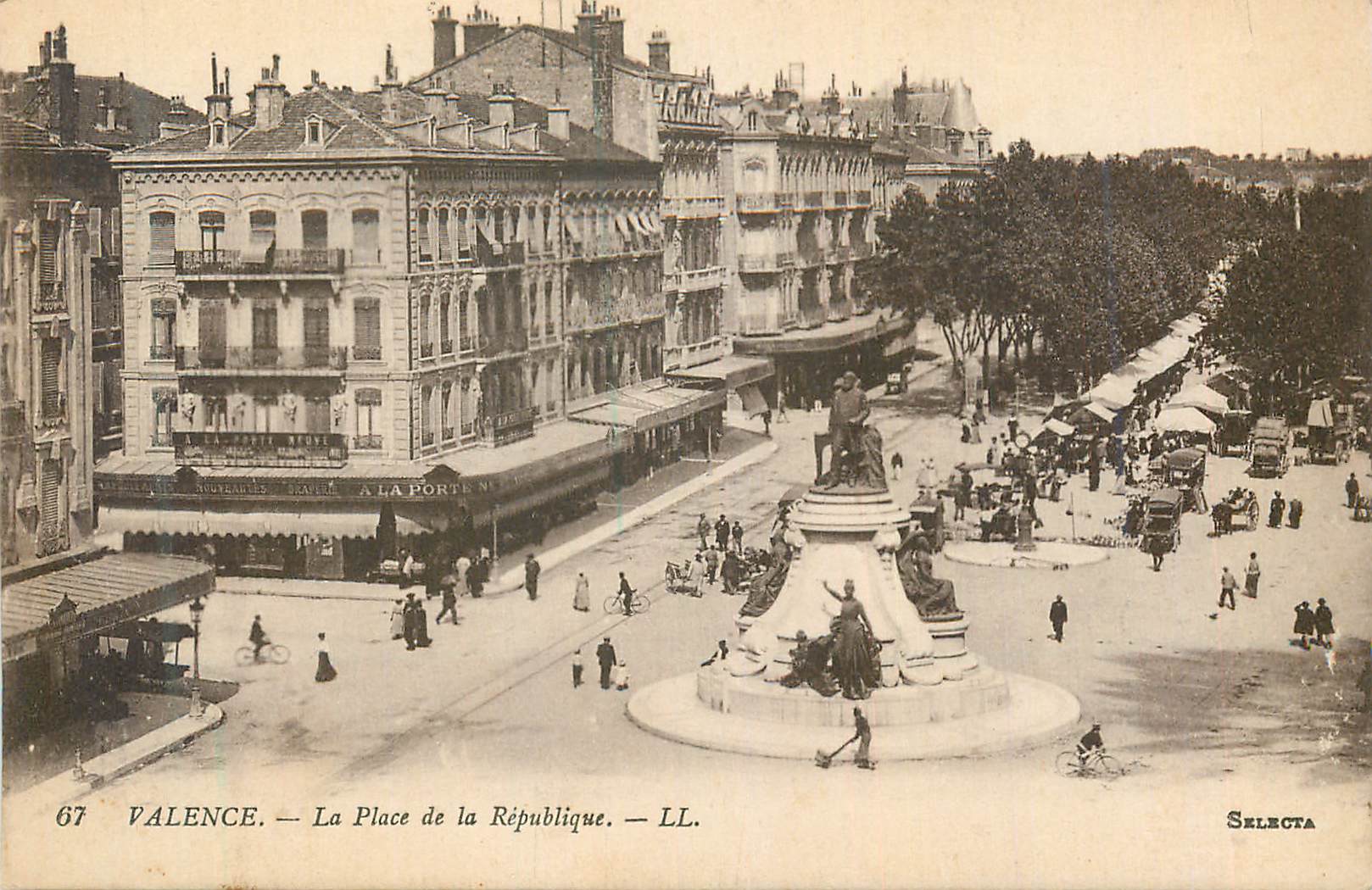 CPA Valence La Place de la Republique