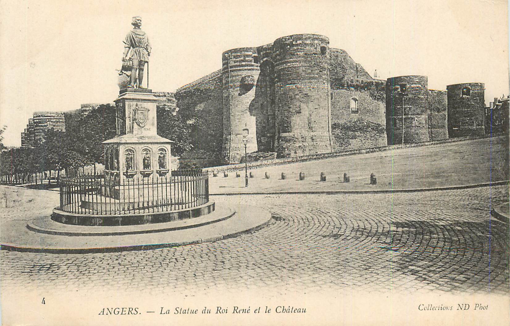 CPA Angers La Statue du Roi Rene et le Chateau