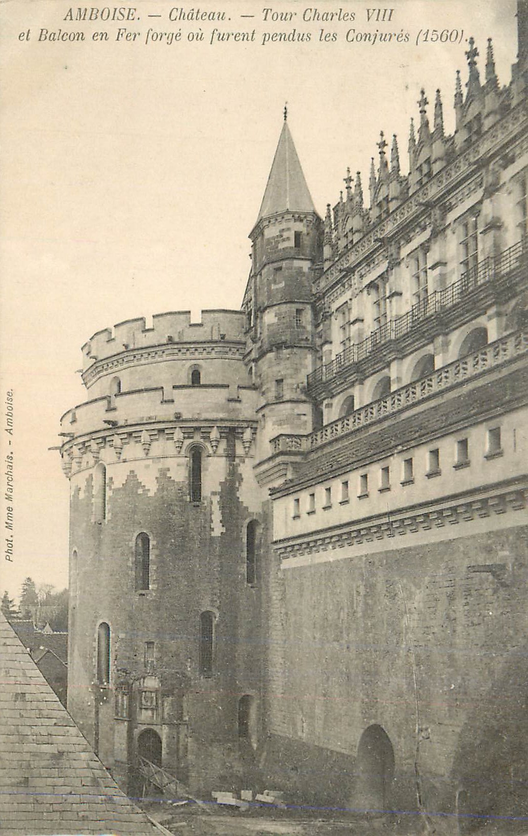 CPA Amboise Chateau Tour Charles VIII et Balcon en Fer forge ou furent pendus les Conjures (1560)