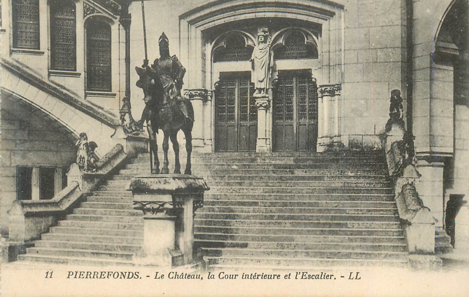 PierreFonds - Le Château, la Cour intérieure et l'Escalier - LL
