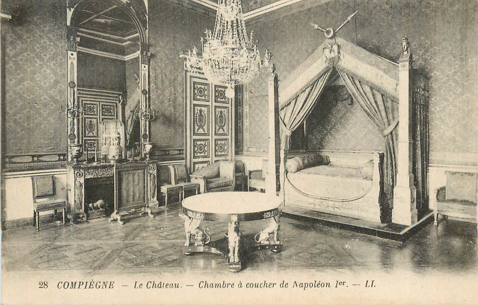 CPA Compiegne Le Chateau Chambre a cocher de Napoleon 1er