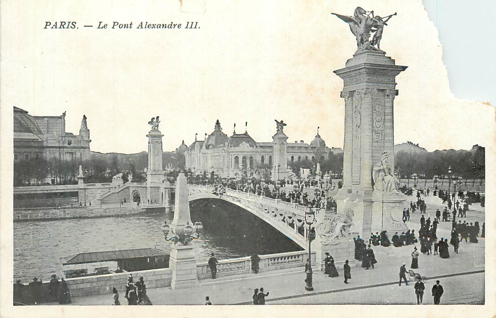 Paris — Le Pont Alexandre III — vue du pont et de ses statues