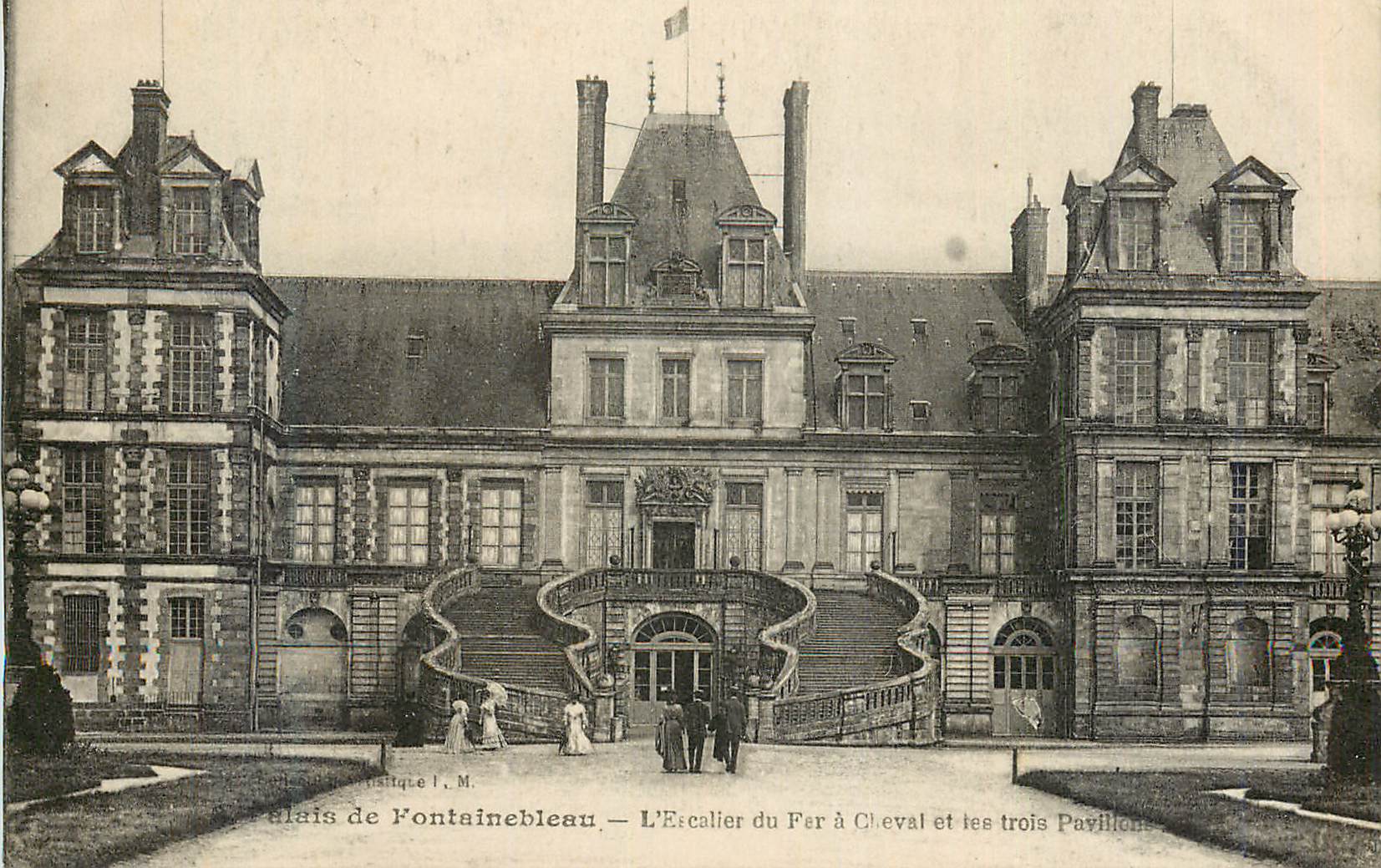 Château de Fontainebleau — L'Escalier du Fer à Cheval et les trois Pavillons — Éditeur I. M. Blais