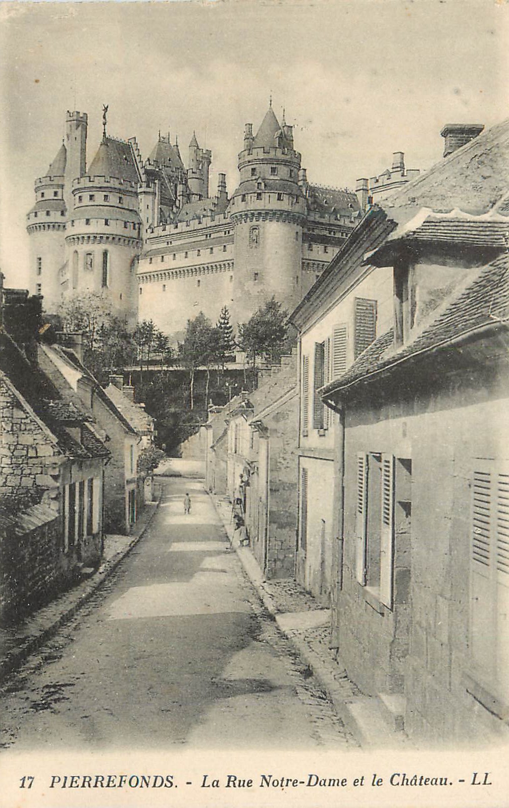 CPA Pierrefonds La Rue Notre Dame et le Chateau