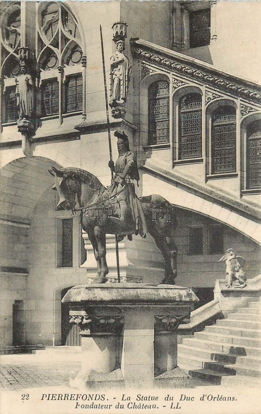 CPA Pierrefonds La Statue du Duc d'Orleans Fondateur du Chateau