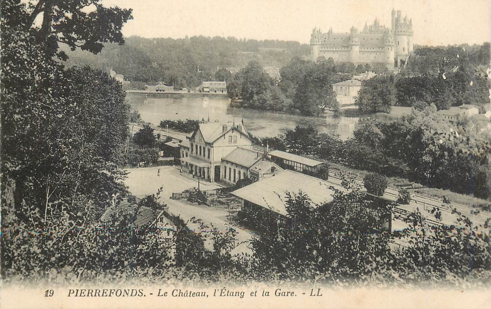 CPA Pierrefonds Le Chateau l'Etang et la Gare