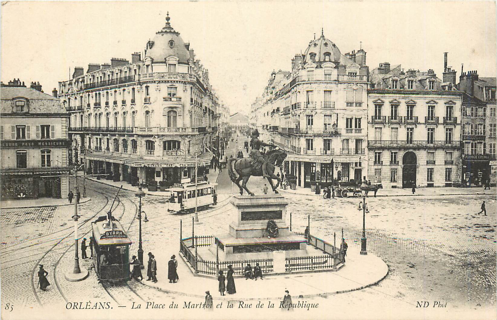 CPA Orleans La Place du Martoi et la Rue de la Republique Tramway