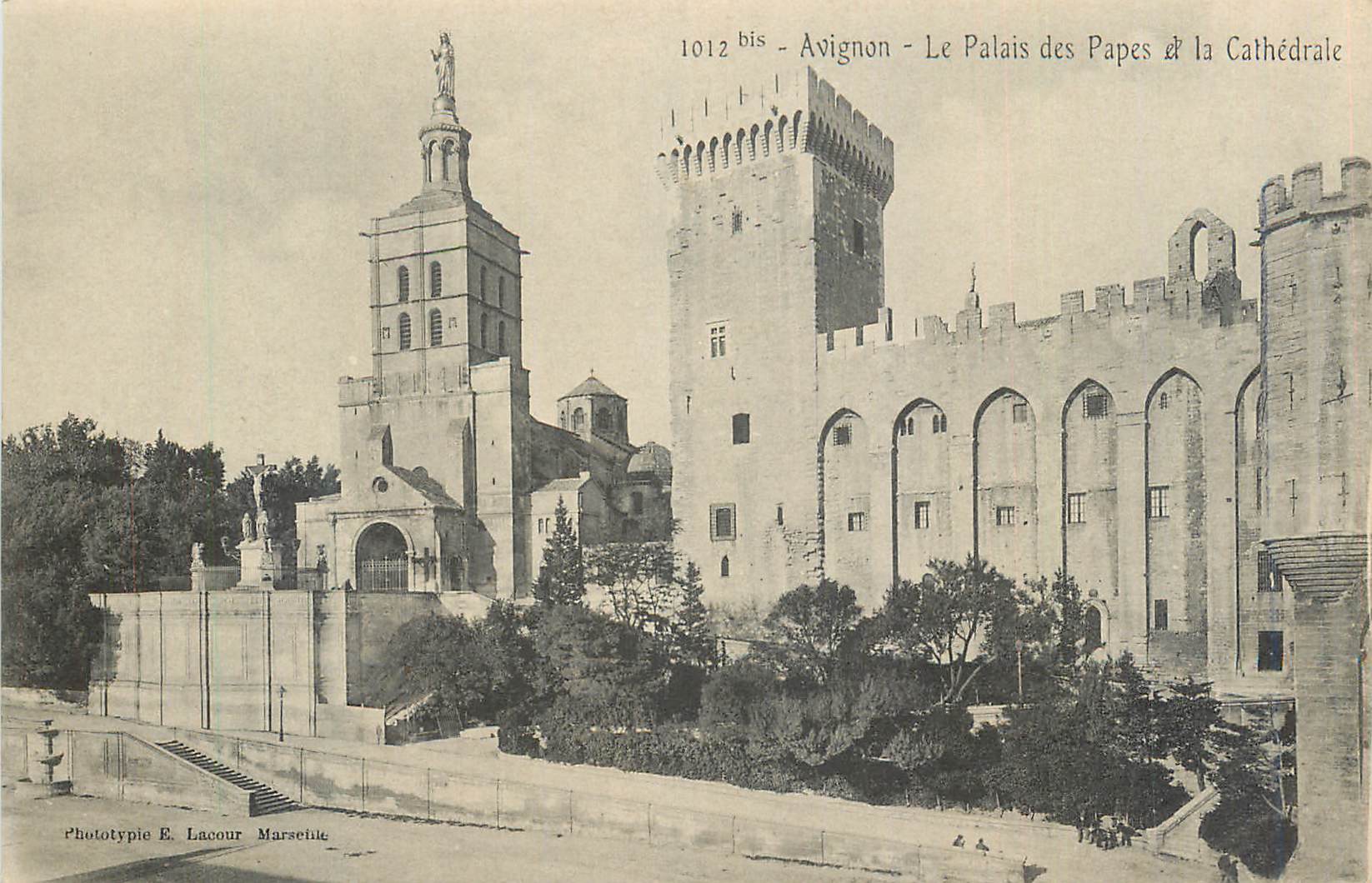 CPA Avignon Le Palais des Papes et la Cathedrale